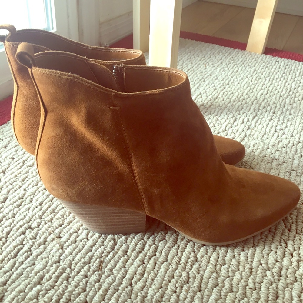 Suede Dolce Vita chestnut booties size 9.5